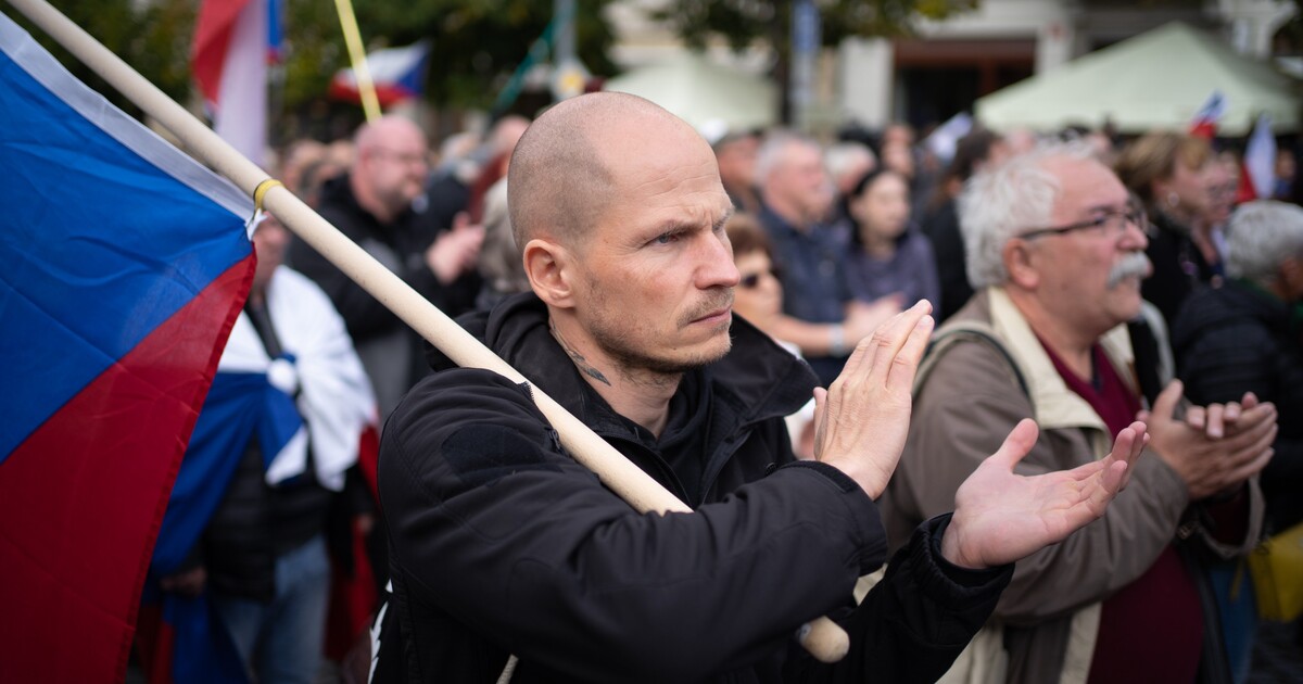 Češi a Češky zůstávají negativní. Jen 18 procent věří, že země jde správným směrem