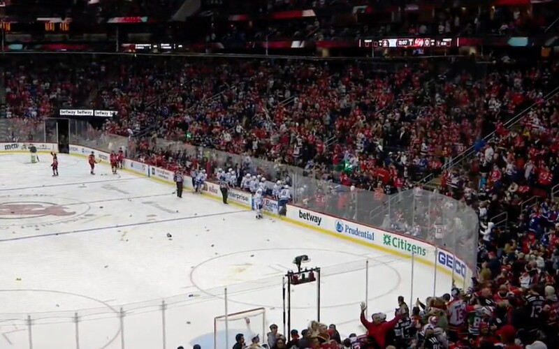 VIDEO: Nahnevaní fanúšikovia New Jersey Devils zahádzali ľad pivom. Rozhodcovia Tatarovmu tímu neuznali hneď tri góly.