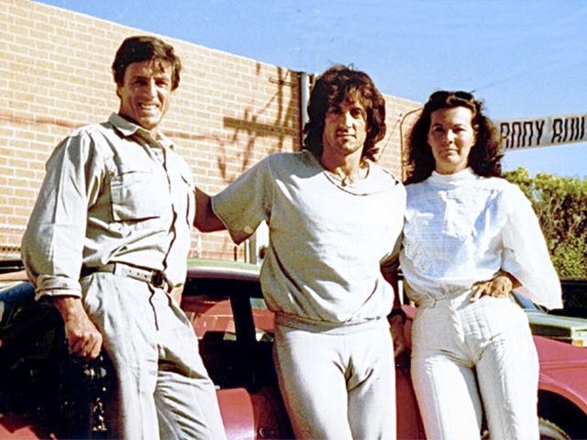 Juraj Višný a Jurajova manželka Alice, kteří se setkali se Sylvesterem Stallonem během pobytu v Santa Monice, kde navštívili Juraje Pipasíka. Záběr je focen před Bodybuiling Center u Pipasíka.