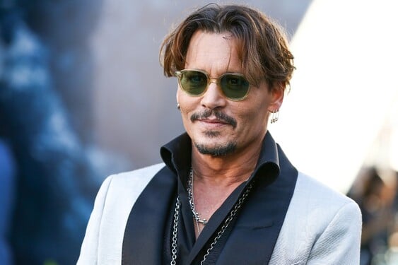 Která z postav, jež ztvárnil Johnny Depp, chtěla znát odpověď na následující otázku: Proč je havran jako psací stůl?