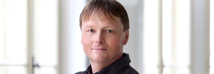 Očkování by povinné být nemělo, ani pro lékaře. Divoké promořování již v zásadě probíhá, říká ředitel VFN David Feltl (Rozhovor)