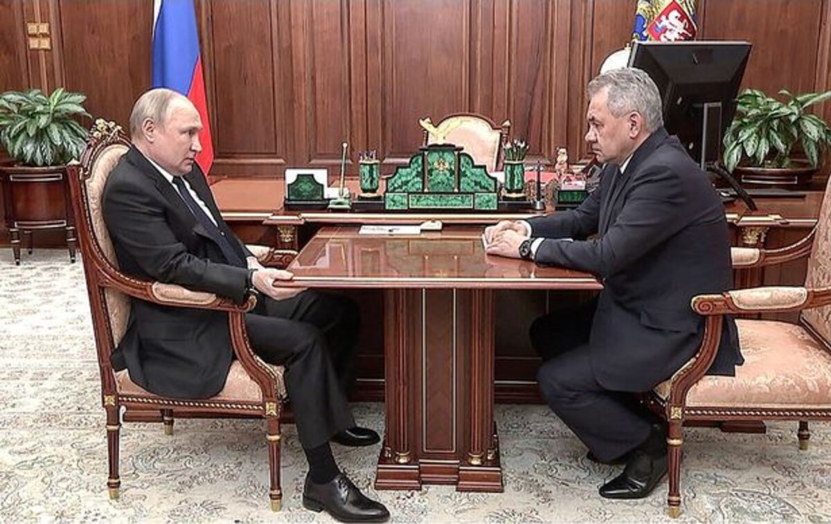 Vladimir Putin se během jednání přidržuje stolu, čímž nahrál spekulacím o své Parkinsonově chorobě.