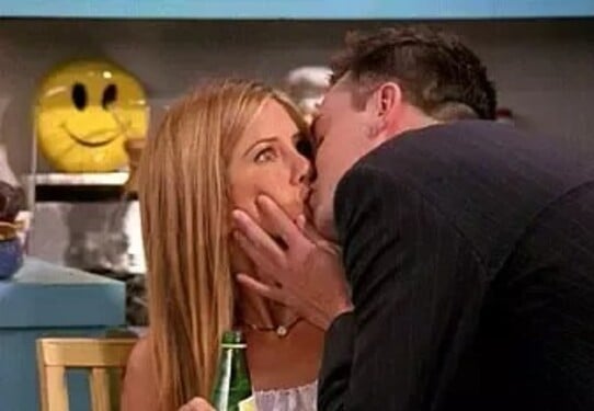 Chandler v jednej z epizód pobozkal Monicu, Rachel aj Phoebe. Prečo to spravil?
