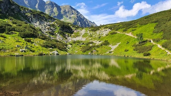 4 plesá ukryté v kopcoch Západných Tatier patria medzi najnižšie položenú sústavu ľadovcových jazierok v Európe. Poznáš ich názov?