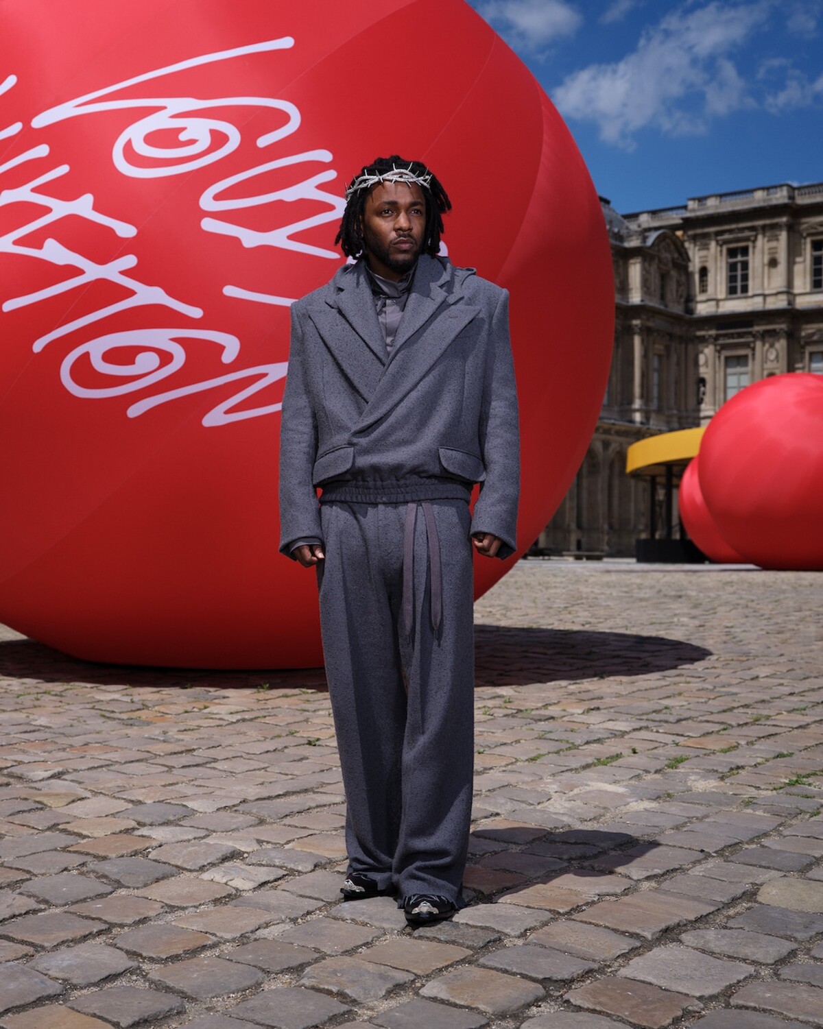 Kendrick Lamar vystúpil na prehliadke Louis Vuitton na parížskom týždni módy.