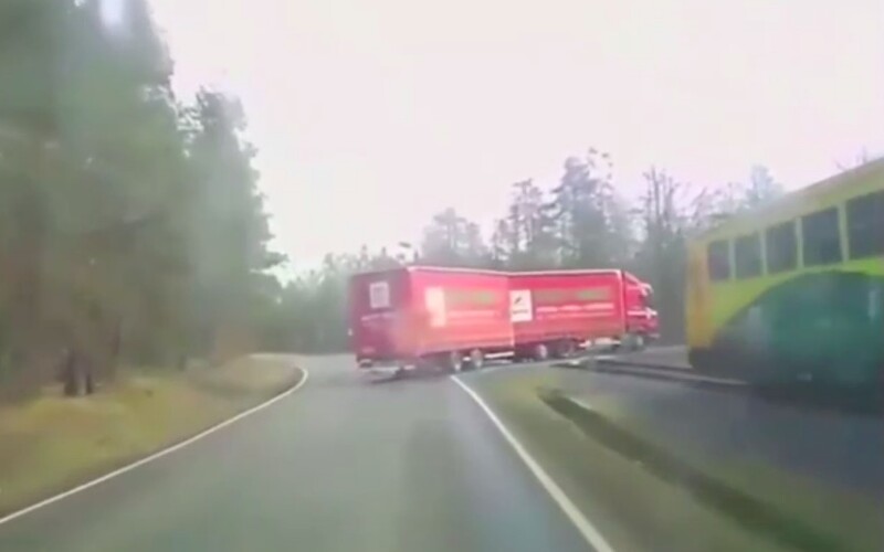 Video zachycuje střet a vykolejení vlaku s kamionem. Řidič ignoroval i varovné houkání.
