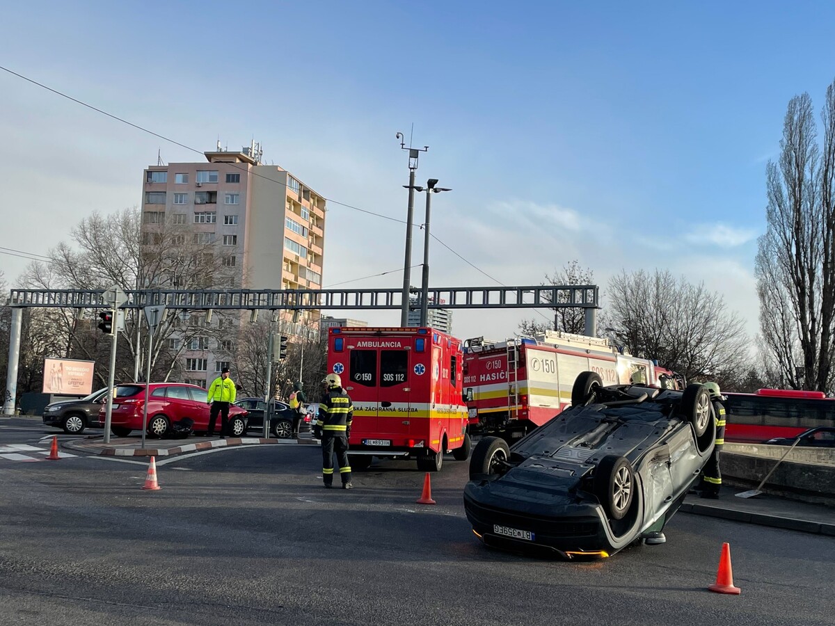 Dopravná nehoda na križovatke Prievozskej a Bajkálskej ulice.