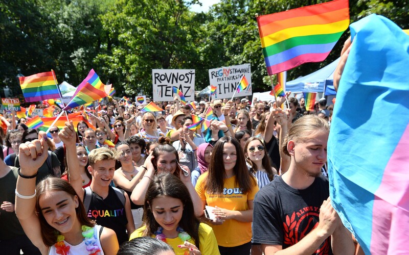 Mladí Česi sú benevolentnejší k registrovaným partnerstvám, homosexuálom či potratom ako Slováci, ukázal prieskum.