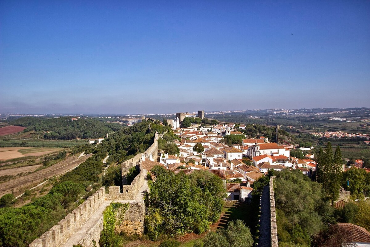 Historické mestečko Óbidos v Portugalsku je obklopené hradbami.