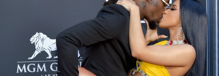 Víc odhalená než zahalená Cardi B nebo Diplo v roli kovboje. Billboard Music Awards byly opět plné zajímavostí