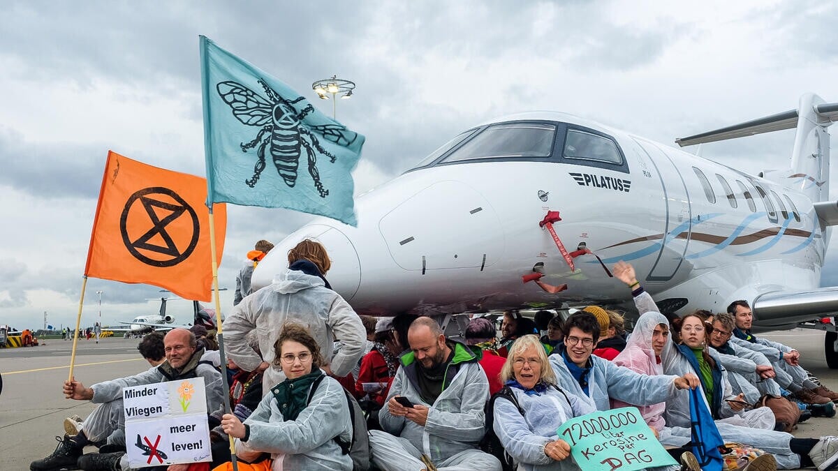 Približne 500 klimatických aktivistov zablokovalo VIP terminál letiska Schiphol v Amsterdame. Aktivisti kritizovali lietanie súkromnými lietadlami. Niekoľko z nich zablokovali tým, že si okolo nich posadali a po pristávacej ploche jazdili na bicykloch.  (5. novembra 2022)