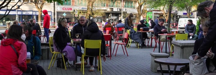 Bol prvý večer na terasách barov divoký? Miestami to vyzeralo, že pandémia viac neexistuje (Reportáž)