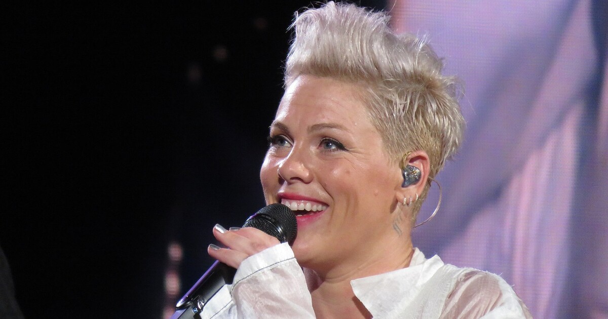 Video: Fanoušek hodil na Pink během koncertu popel své zesnulé matky. Jaká byla její reakce?