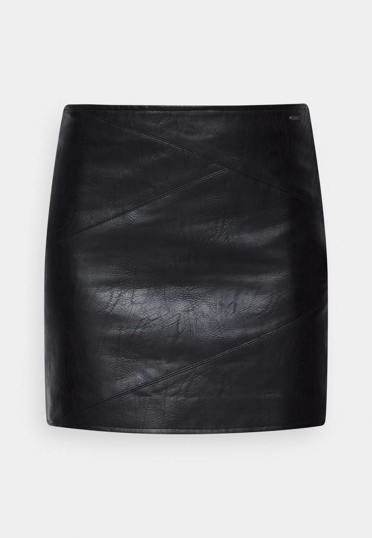 Lacnejšou, no o nič menej zaujímavou variáciou koženej sukne je aj model značky Pepe Jeans. Túto čiernu minisukňu kúpiš za 75,90 €.