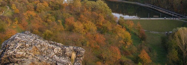 Zákaz koupání na pražském koupališti Džbán stále platí. Hygienici evidují přemnožené sinice