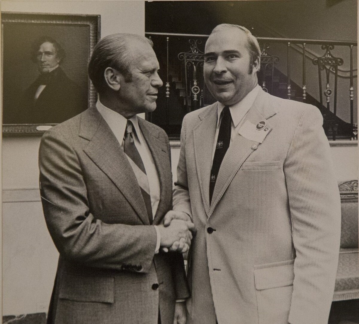 Fotografia zo 70. rokov, na ktorej sa nachádza Dwyer (vpravo) s vtedajším americkým prezidentom Geraldom Fordom.