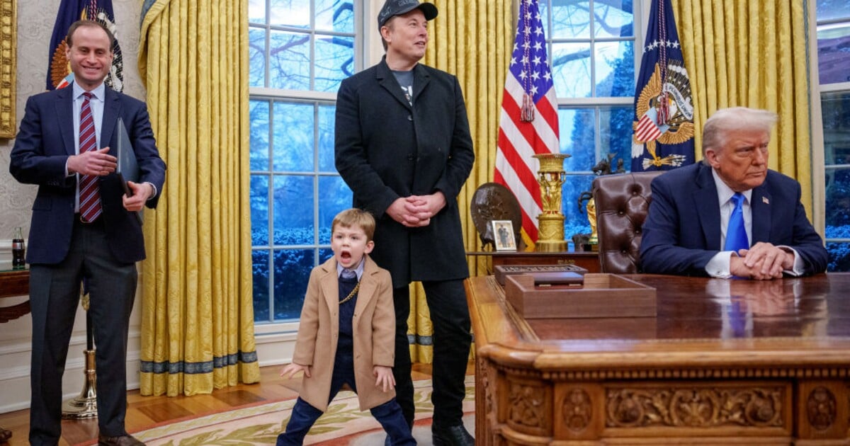 Muskův syn baví internet. Během konference se dloubal v nose a lidi okolo napomínal, aby mlčeli