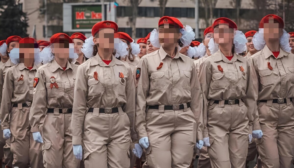 Dievčatá z radov „junarmije“ pochodujú v uniformách. 