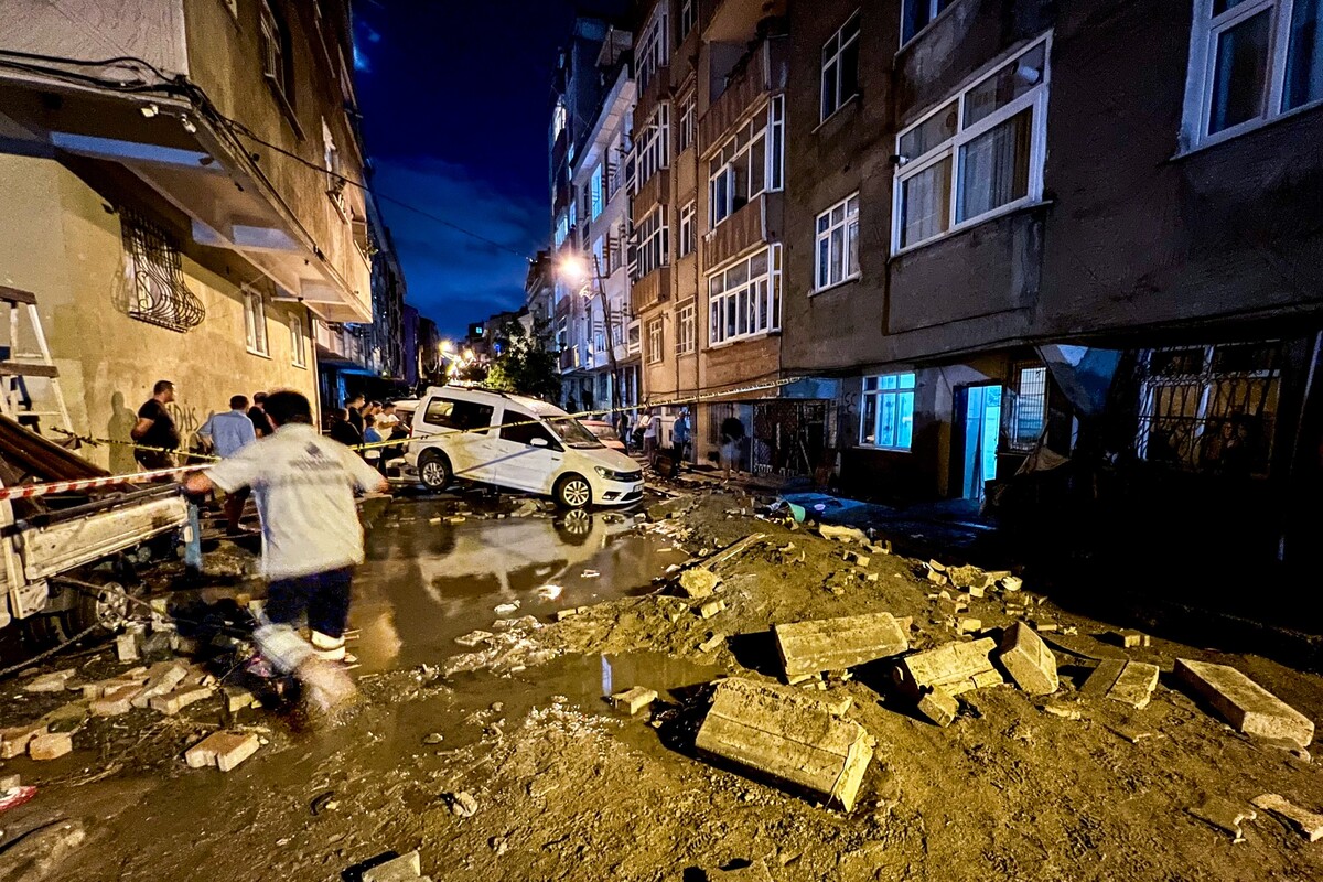 Na snímke osobné autá sú na zaplavenej ceste pokrytej bahnom v dôsledku silného dažďa v Istanbule v utorok 5. septembra 2023. 
