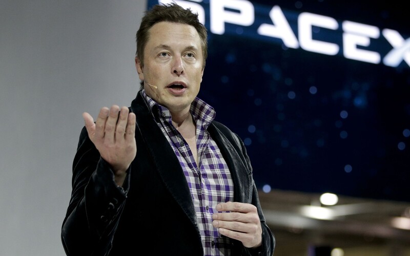 Elon Musk čelí obvinění ze sexuálního obtěžování letušky. Miliardář nařčení popírá.