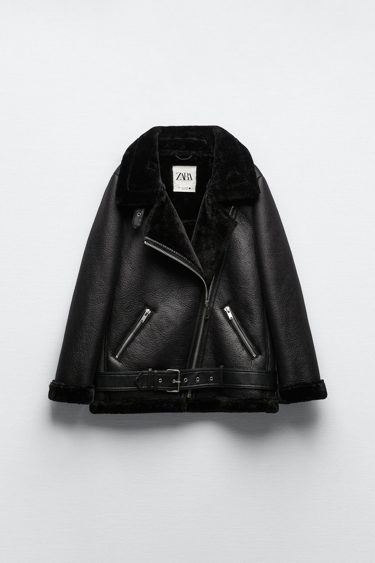 Čierna bunda značky Zara s textúrou. Výrazné podšívanie dodáva modelu elegantný nádych. Zaujímavým prvkom je pútko na opasku s kovovou prackou. Túto štýlovku si dokážeš zaobstarať za 79,95 €.


