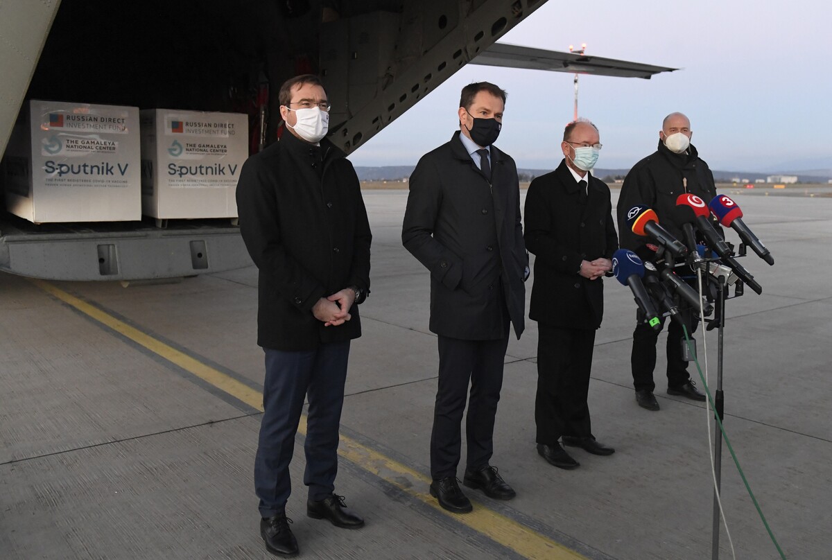 Igor Matovič predstavuje dodávku vakcíny Sputnik na košickom letisku.