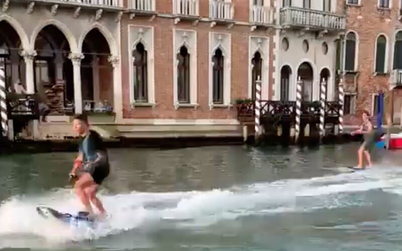 VIDEO: Starosta Benátek potrestal „idioty“, kteří surfovali v historickém Canal Grande.