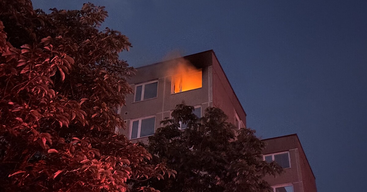 Tragédie na Barrandově: Při požáru zemřel člověk, dalších 35 lidí se muselo evakuovat