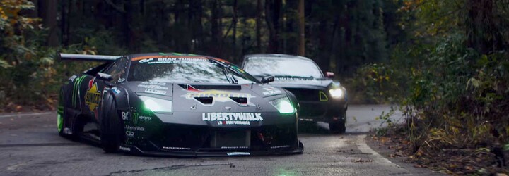 Driftovací souboj jako hrom. Upravený Mustang se postavil Lamborghini a vítěz se rodil jen těžko