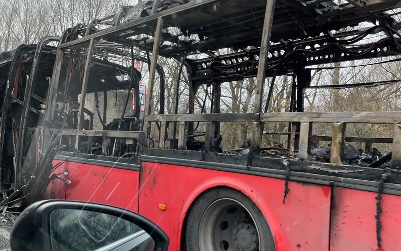 VIDEO: Pri Devíne ráno kompletne zhorel autobus dopravného podniku.