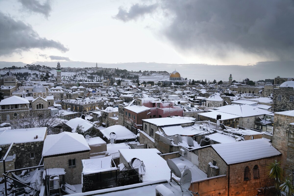 Celý Jeruzalém skončil pod vrstvou sněhu.