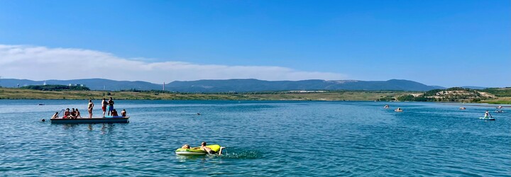Kde se koupat: Jezero Most láká na čistou vodu, sportovní aktivity i atmosféru jako na dovolené u moře