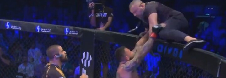 VIDEO: MMA rozhodca po roztržke v klietke doslova odniesol agresívneho zápasníka aj s trénerom holými rukami do ich rohu 