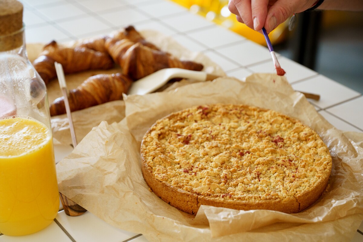 V menu nájdeš zaujímavé slané delikatesy inšpirované zahraničnými cestami majiteľov, na pulte zas koláče a croissanty.