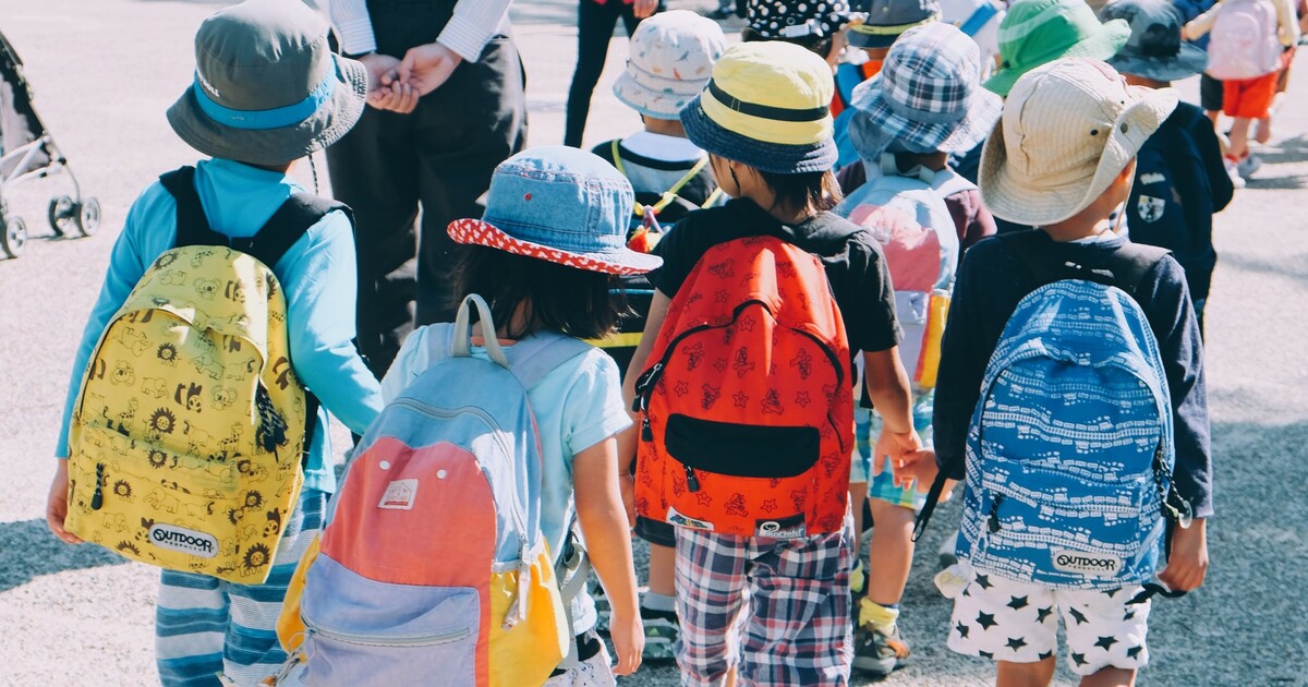 Rozdává se vysvědčení. Převezme ho rekordní počet žáků