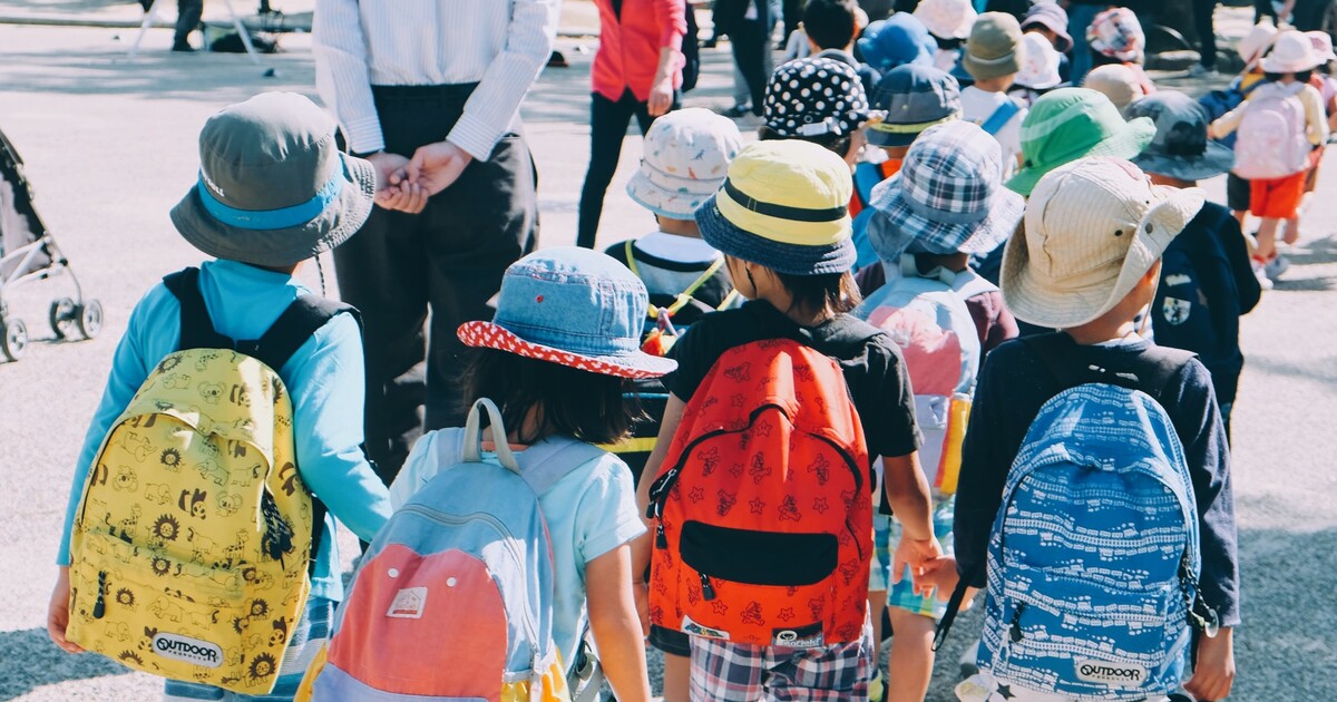 Učitelky z pražské základní školy daly dětem diplomy za nepořádek. Dehonestující, reagoval ředitel a kantorkám snížil plat