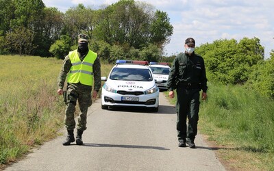 Policajti našli na záhrade rodinného domu zakopané telo dieťaťa. Rodičia vraj tvrdili, že je v ústave.