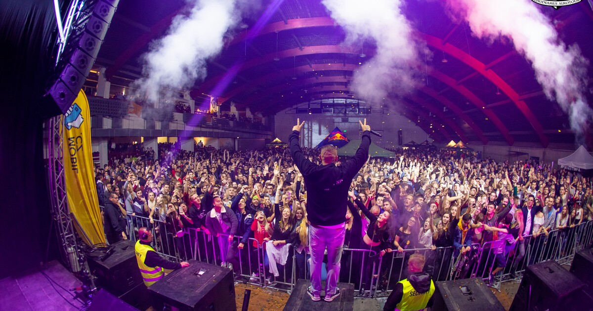 Studentská párty roku Gaudeamus Alkotour je zpět. Která pražská univerzita vypije nejvíce drinků?