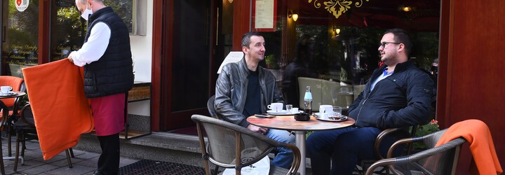 Češi s oteplením odkládají respirátory. Nařízení přitom stále platí