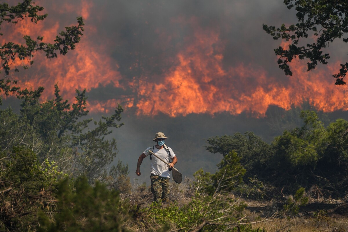 Na snímke lesný požiar v obci Vati na ostrove Rodos na juhovýchode Grécka v utorok 25. júla 2023.
