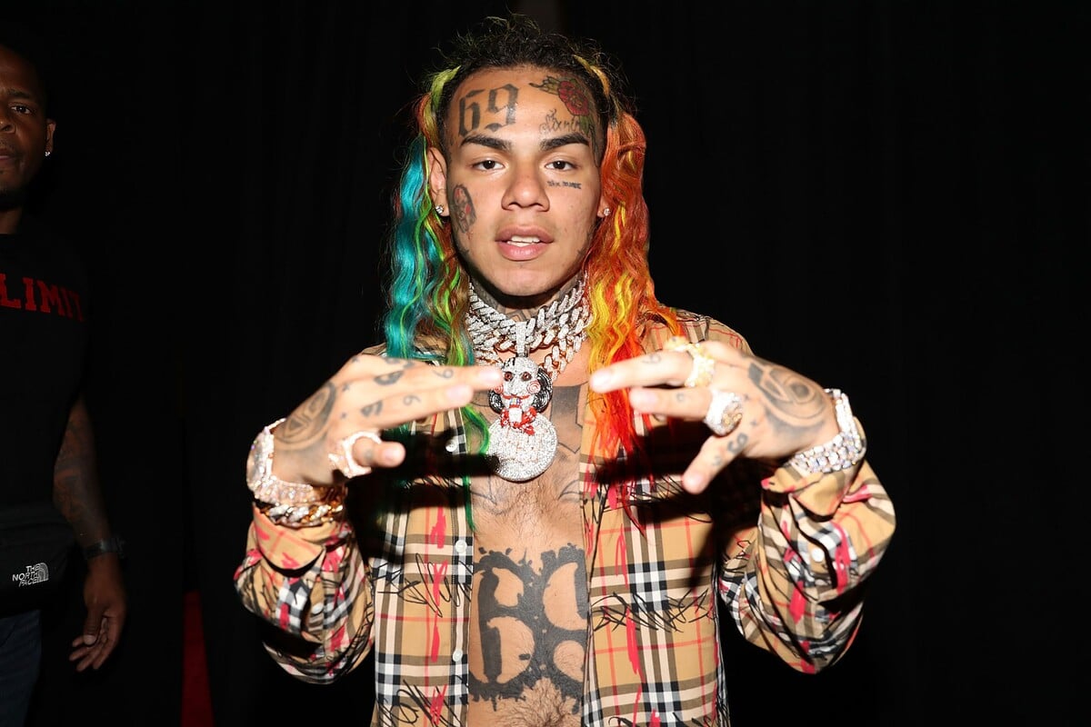 6ix9ine patrí medzi najkontroverznejších interpretov v posledných rokoch.