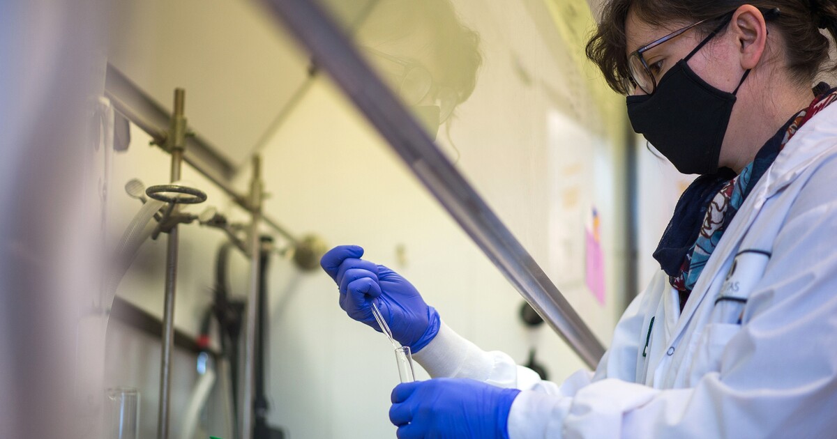 Ředitel americké FBI naznačil, že koronavirus unikl z čínské laboratoře. Čína mluví o politické manipulaci