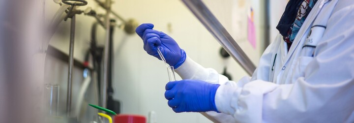 Ředitel americké FBI naznačil, že koronavirus unikl z čínské laboratoře. Čína mluví o politické manipulaci