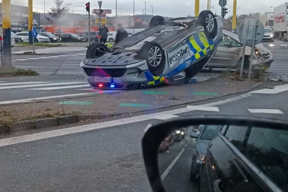 policajné auto na streche