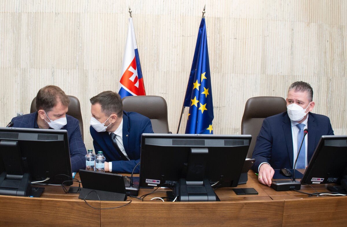 Roman Mikulec na rokovaní vlády 12. apríla 2022.