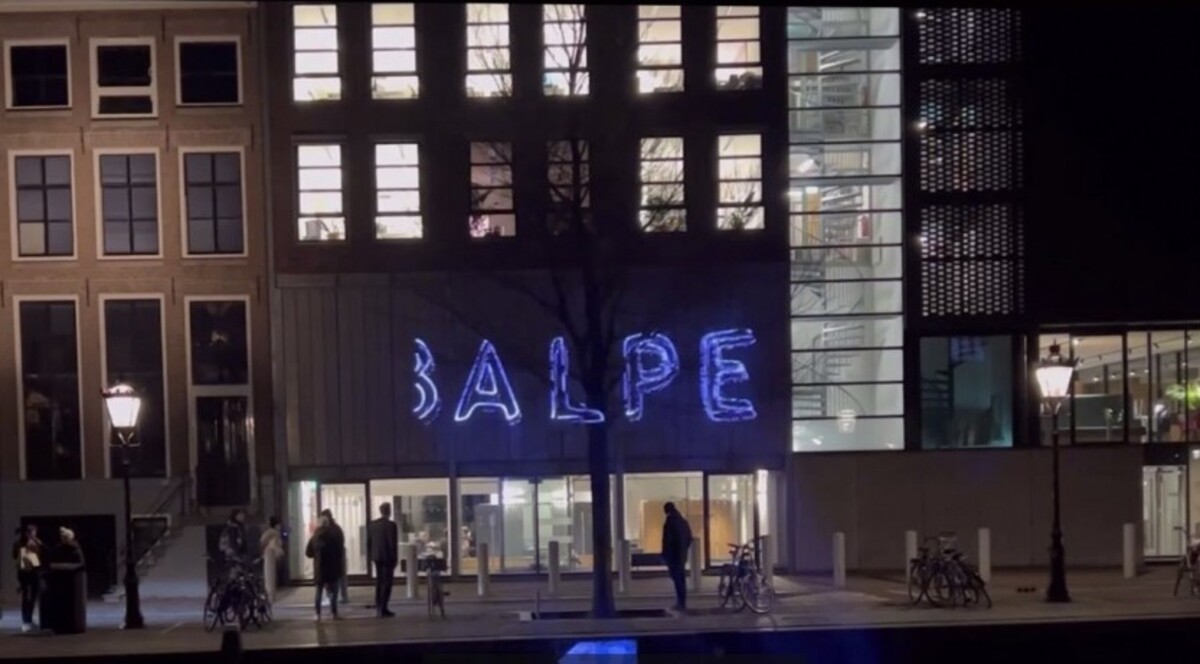 Projekcia konšpiračného videa na dome Anny Frankovej v Amsterdame.