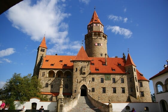 Romantický hrad, často používaný jako kulisa pro filmové pohádky. Jak se jmenuje?