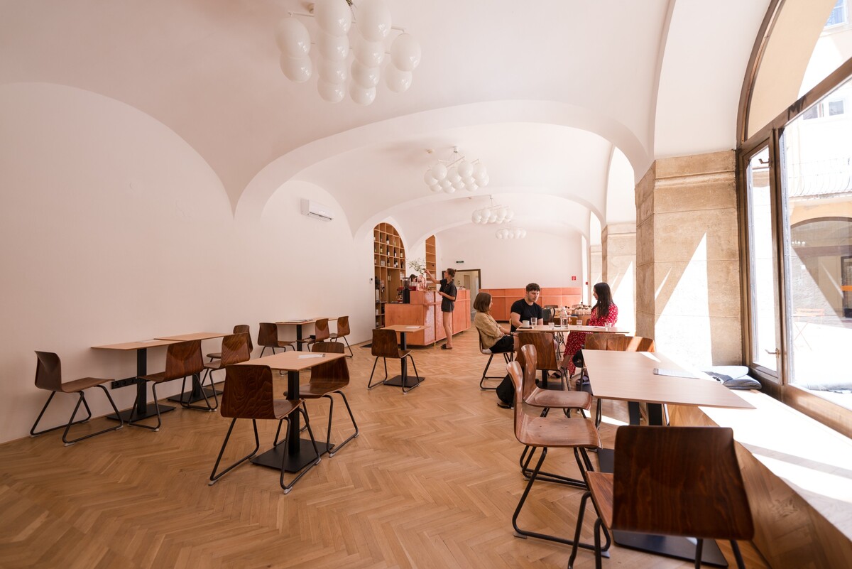 Galéria mesta Bratislavy sa postarala o kompletný návrh a rekonštrukciu priestoru kaviarne, zvyšok je v réžii nájomcov.