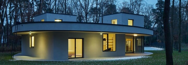 Lužní lesy u Prahy ukrývají tento architektonický skvost ve skandinávském stylu