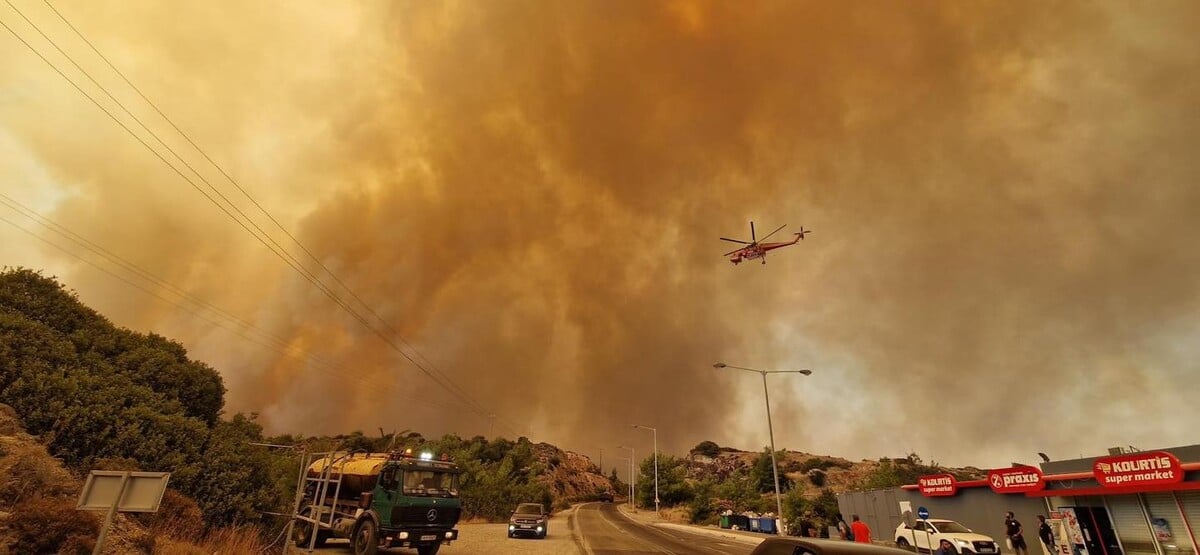 Boj s požiarmi v Grécku je náročný aj pre počasie. Vysoké tepoty, sucho a silný vietor situáciu komplikujú. 